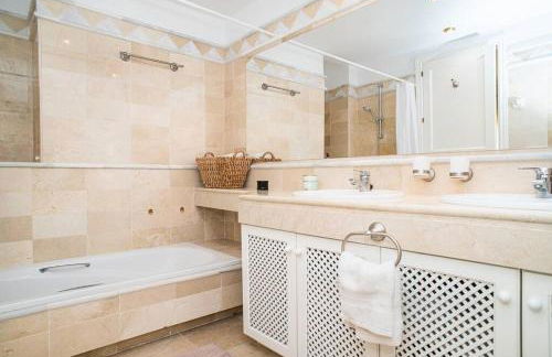 Great View Apartment in Elviria - Photo 5