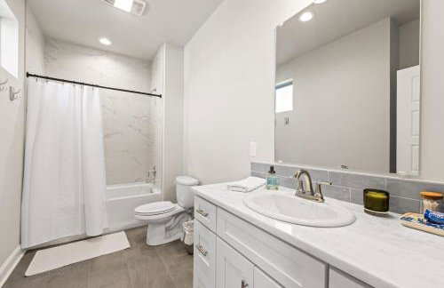 NEW-Upscale-EnSuites-King Bds-Fast WiFi-Quiet Area - Foto 33