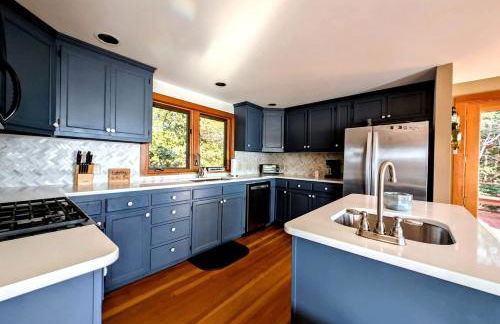 Charming Waterfront Sea Cottage with Private Beach near Bar Harbor, Hancock Maine - Photo 2