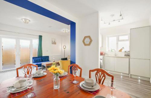 Elegant 3-bed apartment with FREE onsite PARKING in Enfield - Out door Patio - Big savings on Longer Stays - Photo 14
