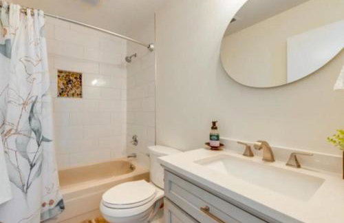 Pet-Friendly Mooresville Escape with Fenced Yard and Lake Access - Foto 4