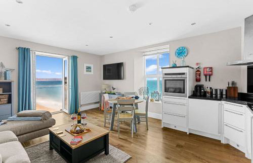 11 At The Beach - Foto 1