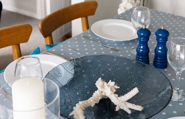 Coastal Retreat for 8 With Hot Tub - Walk to Beach - Foto 15