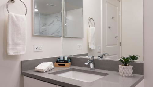 King Bed-Walk Downtown-Free Garage Parking-Laundry - Foto 4