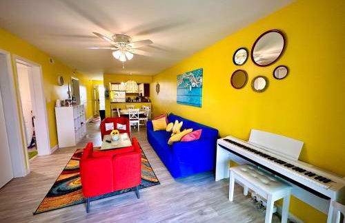 Stylish 2BR Condo Near Beach, Large Pool & Patio, Pet Friendly - Foto 1