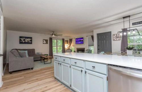 In The Woods - 5 BR Chalet with Game Room, Fire Table and Hot Tub - Foto 20