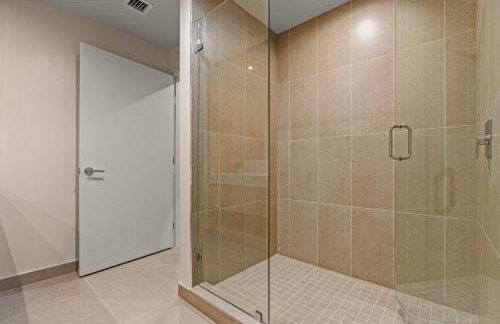 Modern Condo in Downtown Miami Near Bayside - Foto 15