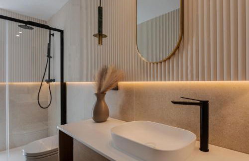 Ultra-Modern 5-Bed Luxury Chalet with Private Pool & Home Cinema 13 Min To Beach - Foto 47