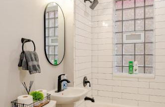 Stylish & Bright Gem Overlooks Lovely Park with Great Amenities - Foto 3