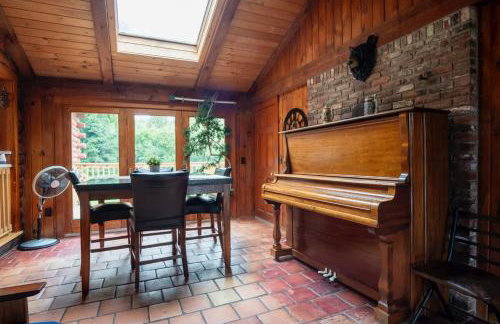 Cozy Log Cabin- W Fireplace - Foto 17