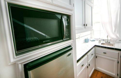 Governors Mansion 5 bedroom-3 bath - Photo 8