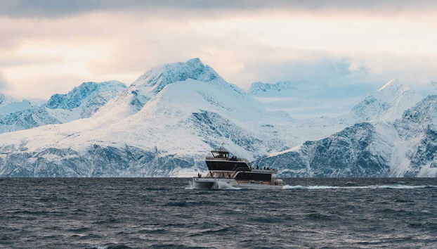 Barco navegando pelo no norte da Noruega