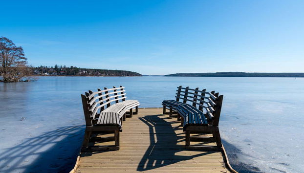 Caminhando ao longo do Lago Mälaren