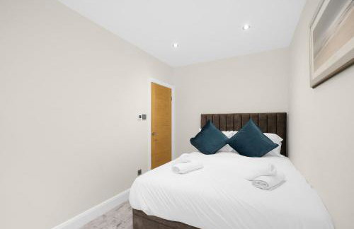 Modern Comfort 2-Bedroom, 2-Bathroom House - Photo 10