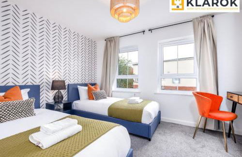 Four Bedroom Semi Detached House By Klarok Accommodation Peterborough With Free Parking & Garden - Foto 31