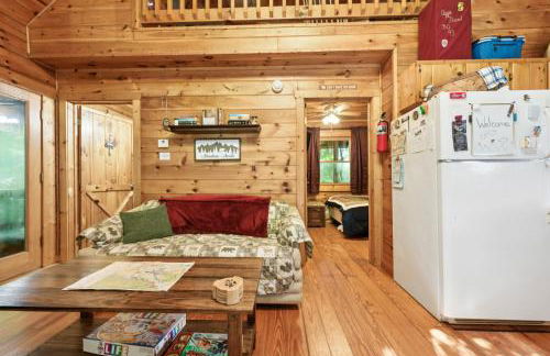 Cozy Creekside Cabin with Wraparound Porch home - Foto 13