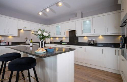 Brand New - Contemporary - 2 Bedroom - 2 Bathroom - Spacious Apartment - Lake Views - Foto 3