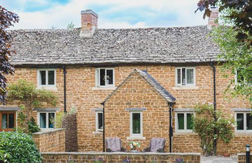 Climbing Rose Cottage - Dog Friendly - Peaceful Cotswold Cottage - Photo 1