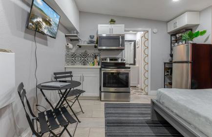 Cozy and Private Studio w Outdoor Deck - Photo 9