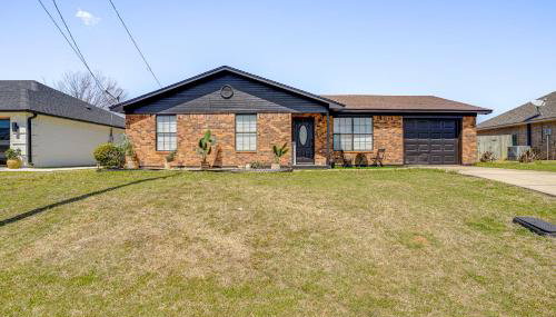 7 Mi to Lake Bridgeport: Home w/ Yard & Grill! - Photo 3
