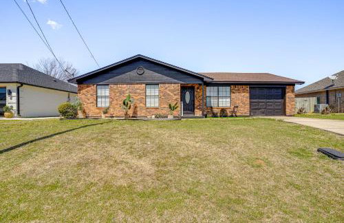 7 Mi to Lake Bridgeport: Home w/ Yard & Grill! - Foto 3