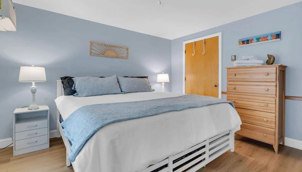 All is Wells Incredible Location! Walk to Beach - Photo 3, Room