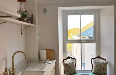 Boutique High Street Apartment In Crickhowell - Photo 16