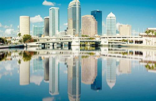 Treehouse is a Quaint 2 BR in an Up-and-Coming Part of Town, Pet Friendly with Fenced Yard and lounge area that is Close to Downtown Tampa - Foto 25