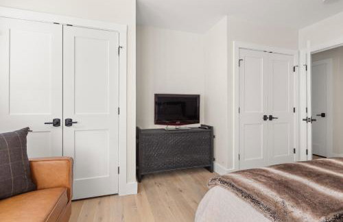 New & Modern Townhouse Close to Skiing, Brand New Hot Tub - Photo 40