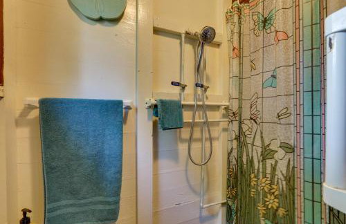 Grandmas Cottage with Sunroom Walk to Beach - Foto 17