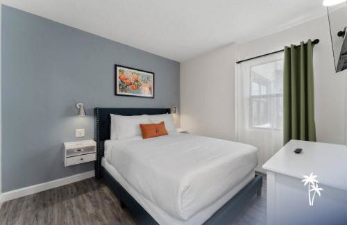 Lake View Top Floor 2 Bed 2 Bath Condo with Balcony - Foto 3