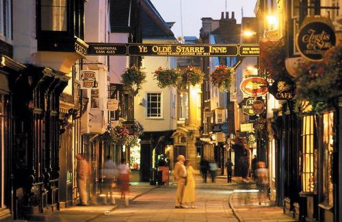 Flaxman Avenue - Lovely 4 bed home, 5 mins drive to York City Centre, Free superfast Wi-fi, Free on-street parking - Foto 28