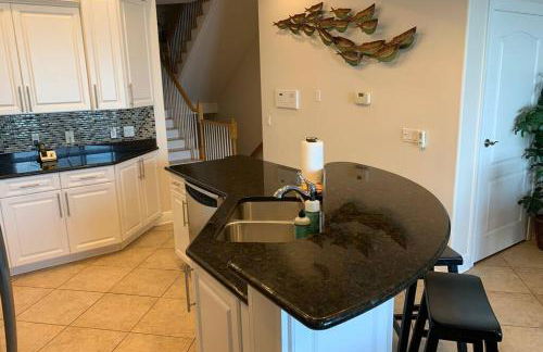 Luxury and Spacious Waterside Getaway - Foto 13