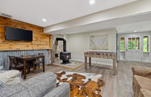 Riverfront Log Cabin Hot Tub, Mtn Views & Hottub - Foto 17