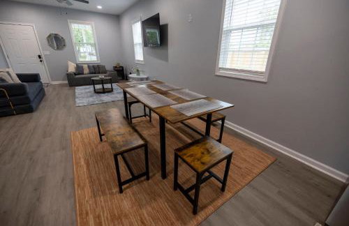 3 Min to Downtown - 10 Min to Elon - Smart TVs - Foto 12