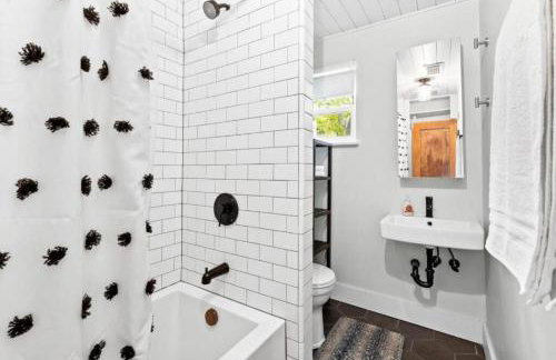 Authentic ATX Gem with Cowboy Pool, Vibe with Downtown & Local Eateries - Foto 21