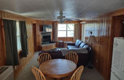 Anderson Lakeside Cabin - Photo 2