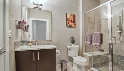 Modern Townhome near Old Town, Breweries, & River! - Foto 5, towels, Shower