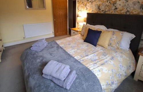 2 Bed House - Sleeps 4 - Pets - Garden - Parking - Photo 12