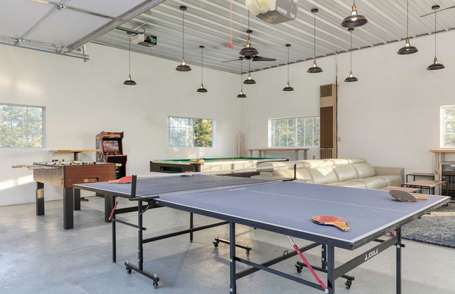 Views, Hot Tub, Firepit, Game Room, Playground Enchanted Forest by Avantstay - Foto 21