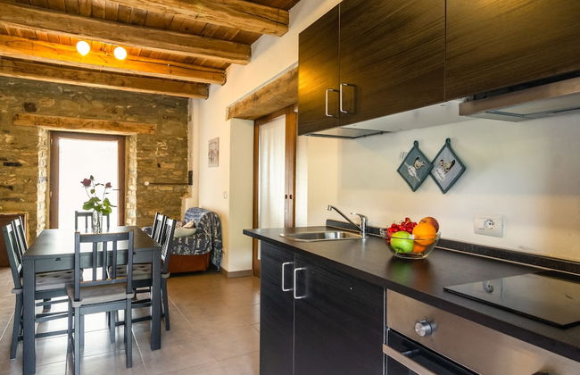 Pretty Farmhouse With Pool - Photo 9