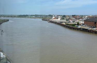 Lovely, Sleeps 6, 2 baths, Riverside Views, Parking, GY - Foto 32