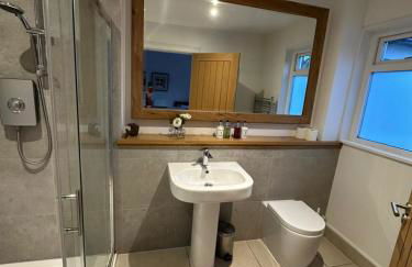 Ardeonaig Lodge with Hot Tub & Water Fronted Games room - Foto 25