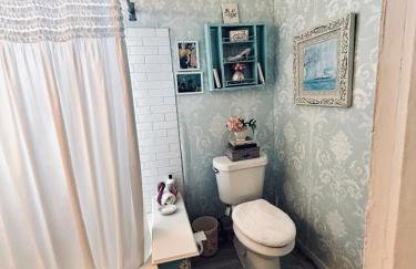 4BR 3 BA HUGE, Balcony, Cemetery, Streetcar sleeps 8! - Photo 72