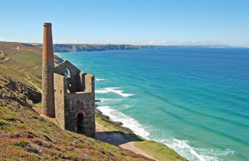 Whispering Waves in Porthtowan, Beachfront Apartment - Photo 22