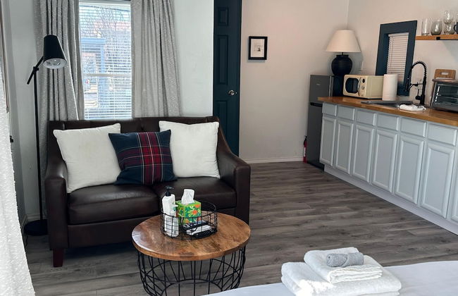 Cute Tiny House With Fenced Yard Near Plaza Dist - Photo 9