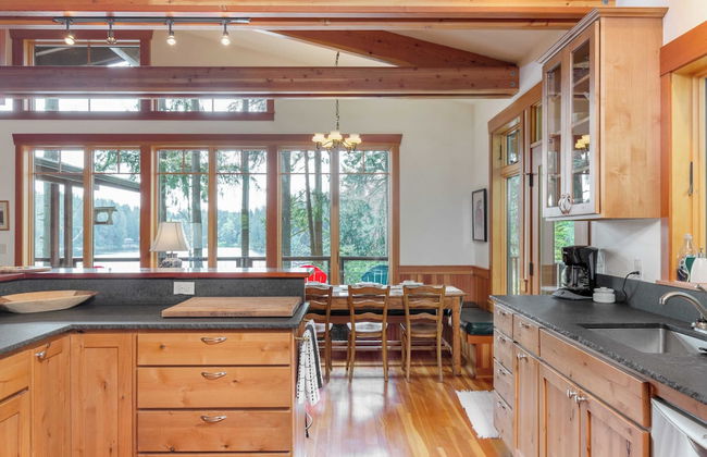 Goss Lake Chalet by Avantstay Lakefront w/ Dock - Photo 14