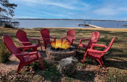 Lakefront House with Boat Dock, BBQ in Peaceful Flint - Foto 1