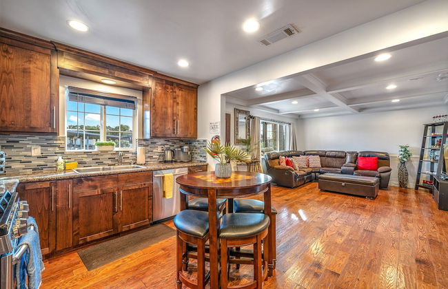 Fully Updated 3 BDR Seaside Home Minutes to Beach! - Foto 3