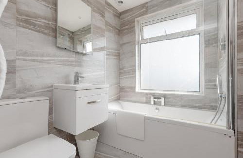 Delightful family home with parking, 8 minutes to beach - Foto 23